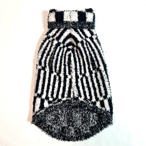 Barefoot Dreams Cozy Chic Abstract Check Dog
Sweater Size Small - Picture 13 of 16